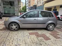 Usado Ford Fiesta Ghia 90 CV (66 kW) 2005 Azul Utilitario
