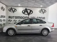 Usado Ford Focus Trend 90 CV (66 kW) 2006 Gris / plata Berlina