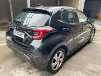 Käytetty Toyota Yaris Hybrid Active 116 HP (85 kW) 2025 Musta Sedan