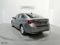 Usado Skoda Octavia Selection 150 CV (110 kW) 2025 Gris / plateado Berlina