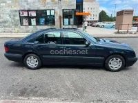 Usado Mercedes E240 Classic 170 CV (125 kW) 2001 Azul Familiar