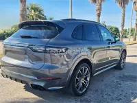 Usado Porsche Cayenne E-Hybrid 462 CV (339 kW) 2021 Gris / plata SUV