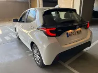 Usado Toyota Yaris Hybrid Active 116 CV (85 kW) 2022 Blanco Utilitario