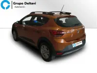 Usado Dacia Sandero Comfort 101 CV (74 kW) 2021 Naranja Berlina