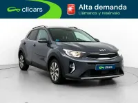 Usado Kia Stonic 100 CV (73 kW) 2022 Gris / plata SUV