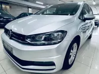 Usado VW Touran Advance 115 CV (84 kW) 2019 Gris / plata Monovolumen