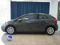 Usado Kia Rio 85 CV (62 kW) 2014 Gris / plata Berlina