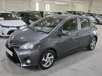 Usado Toyota Yaris Hybrid Active 100 CV (73 kW) 2014 Gris / plata Berlina
