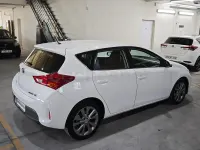 Usado Toyota Auris Hybrid Active 136 CV (100 kW) 2014 Blanco Berlina