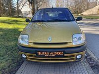 Usado Renault Clio II 60 CV (44 kW) 2001 Amarillo Berlina