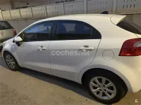 Usado Kia Rio 85 CV (62 kW) 2014 Blanco Berlina