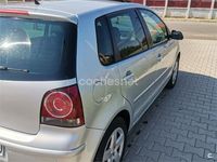 Usado VW Polo Advance 75 CV (55 kW) 2005 Gris / plata Berlina