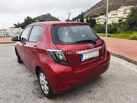 Usado Toyota Yaris Hybrid Active 100 CV (73 kW) 2013 Granate Berlina