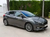 Usado Ford Focus ST-Line 120 CV (88 kW) 2018 Gris / plata Berlina