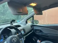 Usado Toyota Yaris Hybrid Active 100 CV (73 kW) 2015 Blanco Berlina