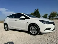 Usado Opel Astra Selective 105 CV (77 kW) 2017 Blanco Berlina