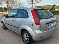 Usado Ford Fiesta Trend 80 CV (58 kW) 2003 Gris / plata Utilitario