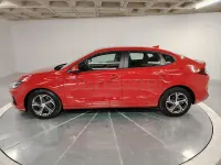 Usado Hyundai i30 120 CV (88 kW) 2021 Rojo Berlina