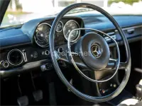 Usado Mercedes 200 75 CV (55 kW) 1982 Verde Berlina