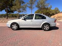 Usado VW Bora Trendline 110 CV (80 kW) 2000 Azul Berlina