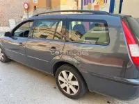 Usado Ford Mondeo Ghia 145 CV (106 kW) 2003 Gris / plata Familiar