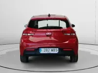 Usado Kia Rio 84 CV (61 kW) 2022 Rojo Berlina