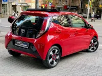 Usado Toyota Aygo x-sky 69 CV (50 kW) 2018 Rojo Utilitario