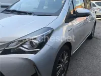 Usado Toyota Yaris Hybrid Active 100 CV (73 kW) 2018 Gris / plata Berlina