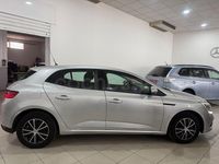 Usado Renault Mégane IV Life 100 HP (73 kW) 2017 Cinzento Sedan