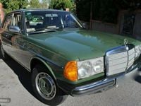 Usado Mercedes 240 75 CV (55 kW) 1978 Verde Berlina