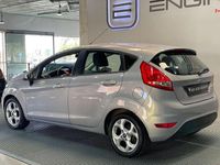 Usado Ford Fiesta Trend 75 CV (55 kW) 2012 Gris Utilitario