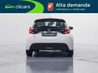 Usado Toyota Yaris Hybrid Active 75 CV (55 kW) 2022 Blanco Berlina