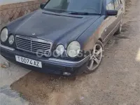 Usado Mercedes E240 Avantgarde 170 CV (125 kW) 1998 Azul Berlina