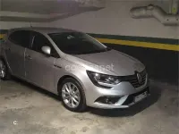 Usado Renault Mégane Zen 130 CV (95 kW) 2017 Gris / plata Berlina