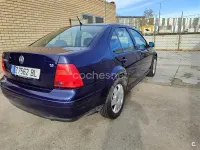 Usado VW Bora Highline 100 CV (73 kW) 1999 Azul Berlina