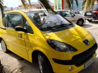 Usado Peugeot 1007 69 CV (50 kW) 2006 Amarillo Monovolumen