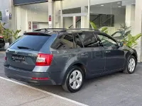 Usado Skoda Octavia Ambition 150 CV (110 kW) 2020 Gris / plata Familiar