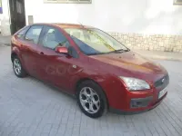 Usado Ford Focus Trend 90 CV (66 kW) 2008 Granate Berlina