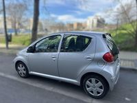 Usado Toyota Aygo 54 CV (39 kW) 2007 Gris / plata Utilitario