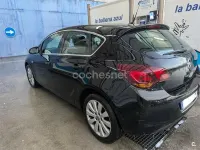 Usado Opel Astra Cosmo 110 CV (80 kW) 2010 Negro Berlina