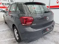 Usado VW Polo 75 CV (55 kW) 2018 Gris Utilitario