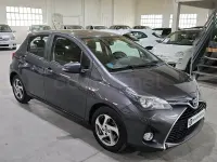Usado Toyota Yaris Hybrid Active 100 CV (73 kW) 2014 Gris / plata Berlina