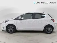 Usado Toyota Yaris Hybrid Active 100 CV (73 kW) 2020 Blanco Berlina