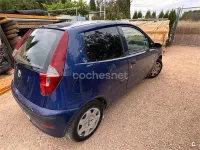 Usado Fiat Punto Dynamic 60 CV (44 kW) 2004 Azul Utilitario