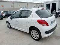 Usado Peugeot 207 Active 70 CV (51 kW) 2012 Blanco Berlina