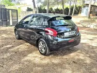 Usado Peugeot 208 Access 82 CV (60 kW) 2015 Negro Utilitario