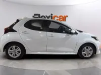 Usado Toyota Yaris Hybrid Active 116 CV (85 kW) 2022 Blanco Berlina