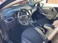Usado Opel Astra Selective 125 CV (91 kW) 2017 Negro Berlina