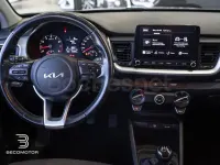 Usado Kia Stonic 84 CV (61 kW) 2023 Gris / plata SUV