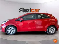 Usado Kia Rio 84 CV (61 kW) 2017 Rojo Utilitario